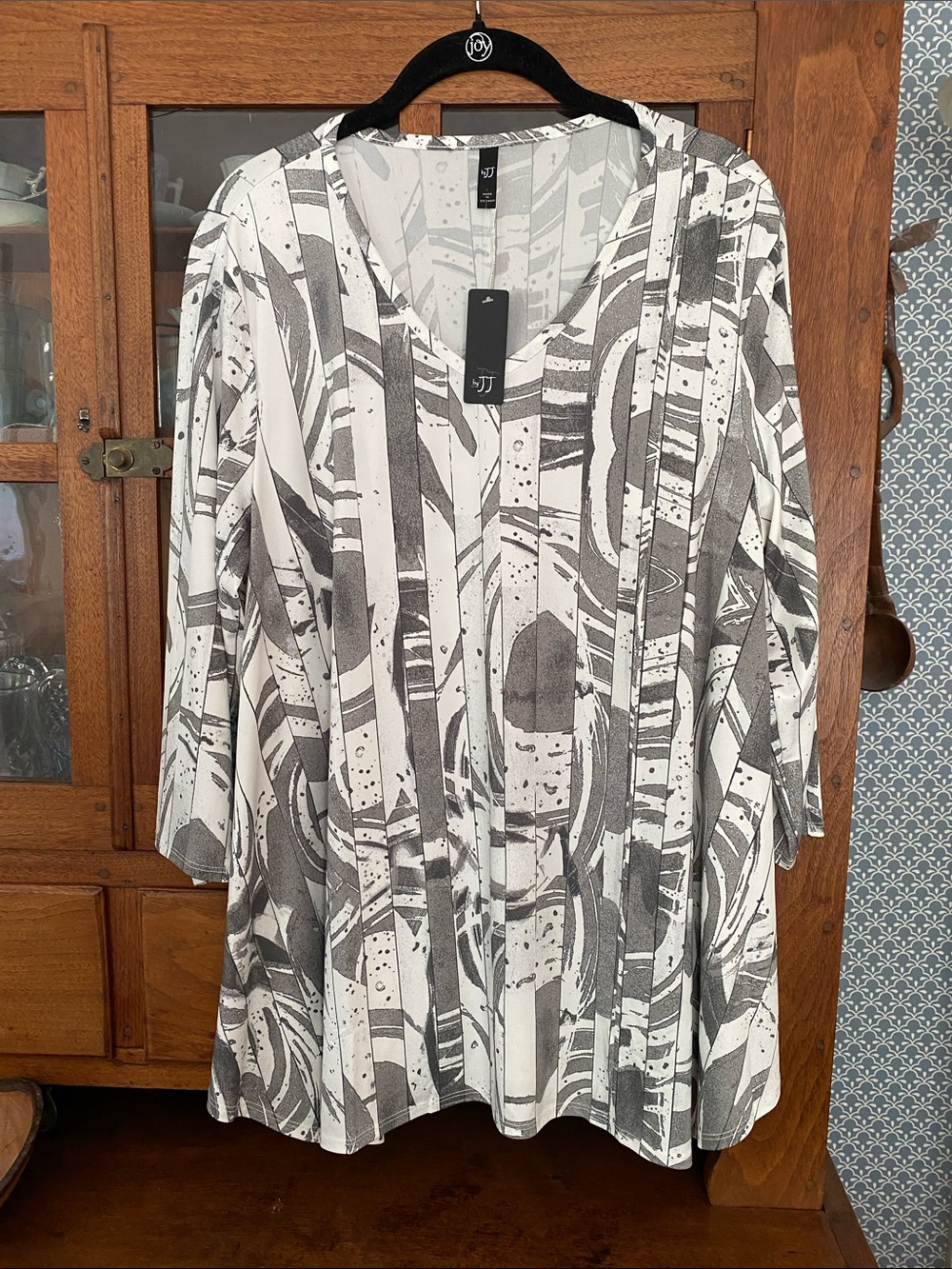 V-Neck Gray & White Patterned Long Flowy Top w/ 3/4 Sleeves